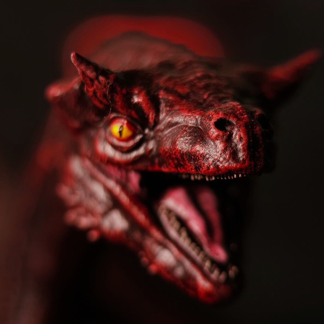 Gros plan sur les écailles texturées de la figurine 3D Bébé Blood Wyrm Caraxes, pièce de collection House of the Dragon