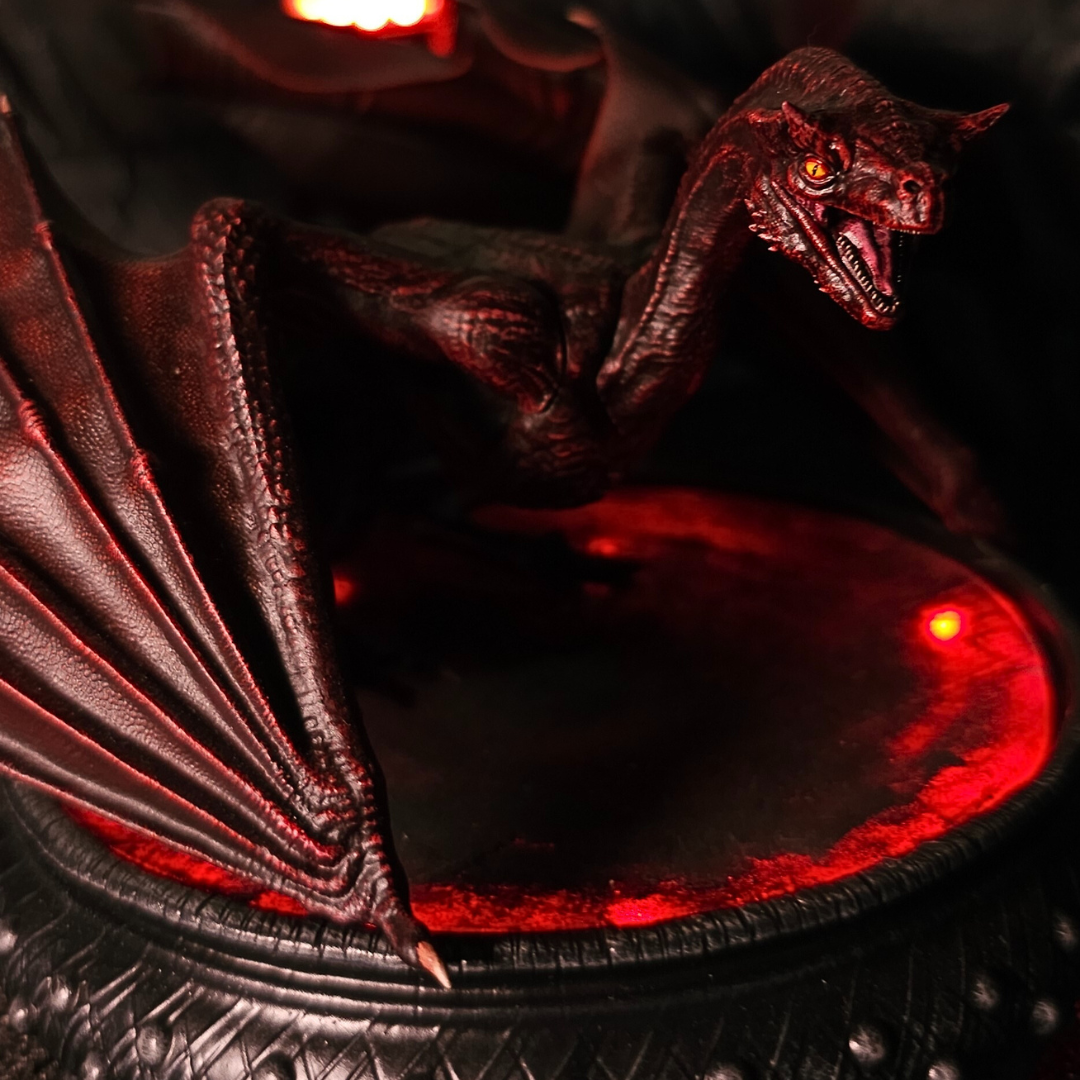 Vue latérale de la figurine Bébé Blood Wyrm Caraxes posée sur son socle, impression 3D, collection House of the Dragon