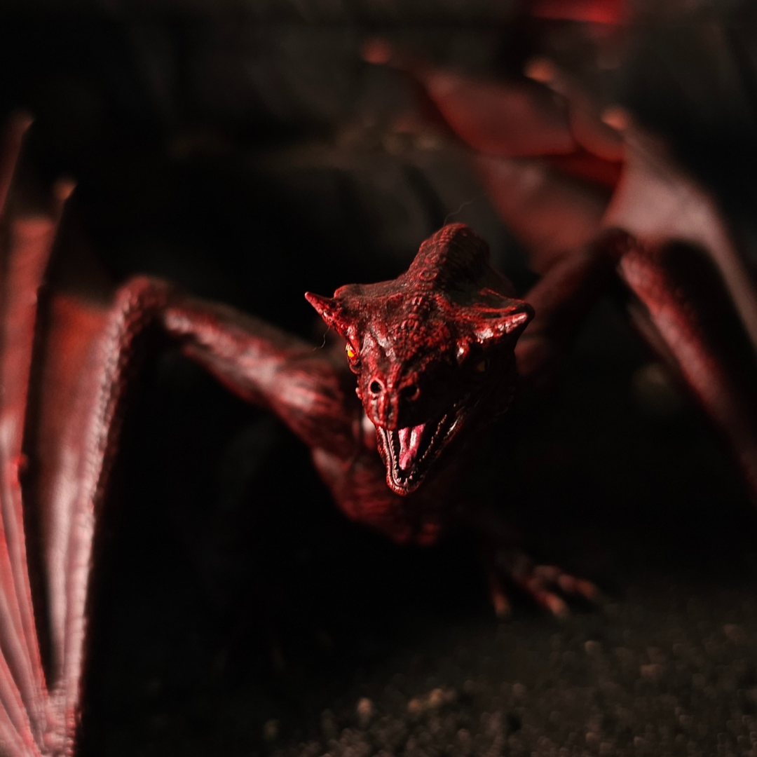 Gros plan sur la tête agressive de la figurine 3D Bébé Blood Wyrm Caraxes, pièce de collection House of the Dragon