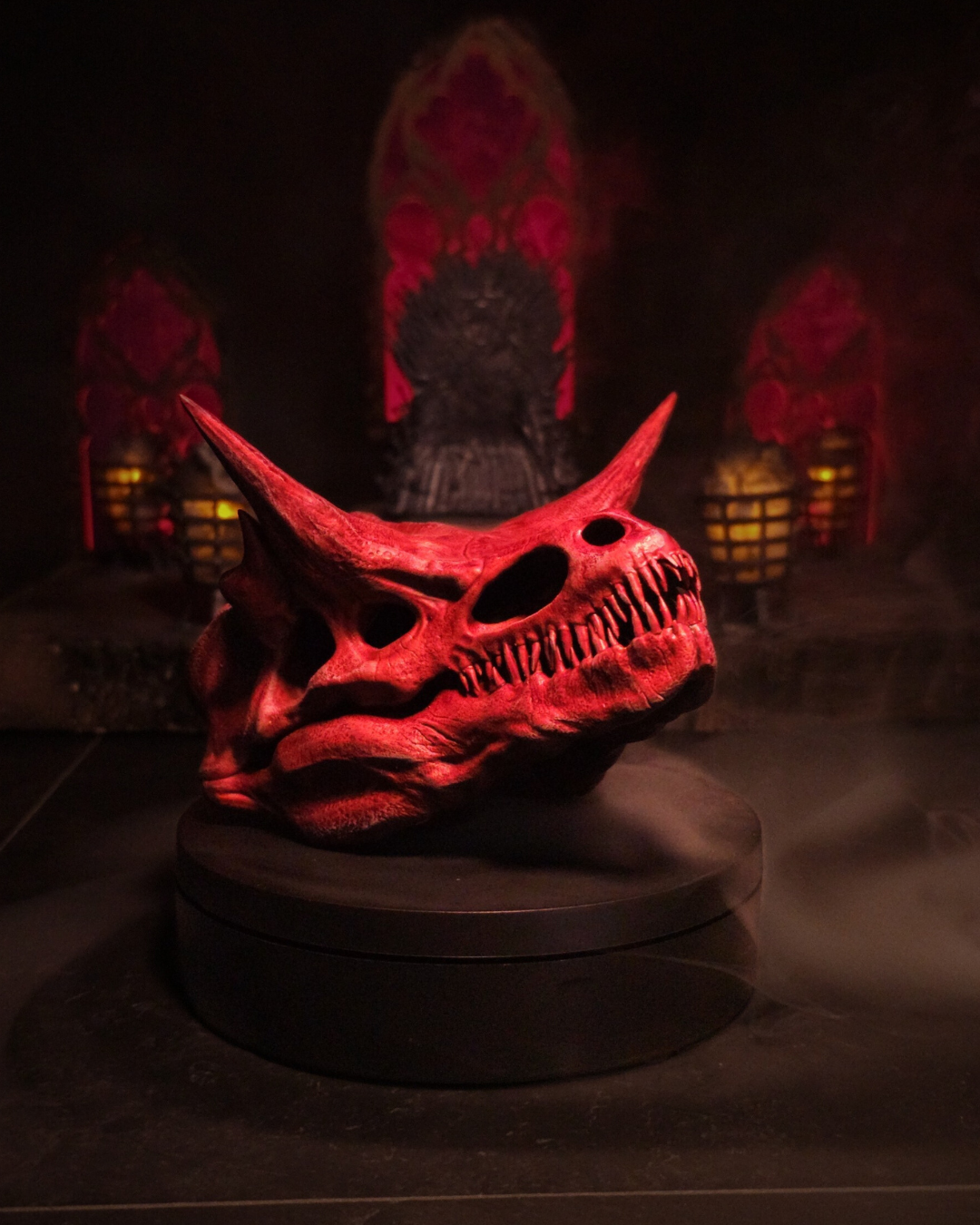 Figurine sombre et détaillée du dragon Caraxes, avec ses cornes emblématiques