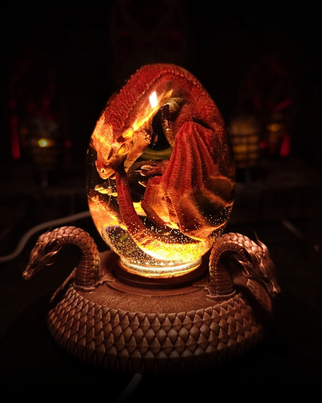 Dragon rouge The Blood Wyrm aux yeux brillants dans une goutte de résine éclairée - figurine haut de gamme fantasy