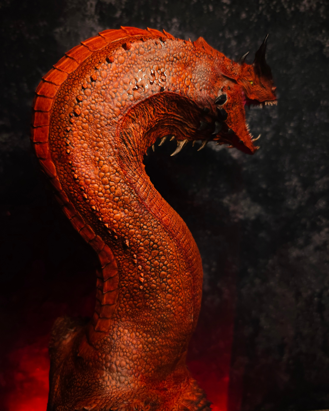 Vue arrière du buste de dragon rouge révélant les textures d’écailles, la crête dorsale et les détails de sculpture inspirés des dragons de fantasy.