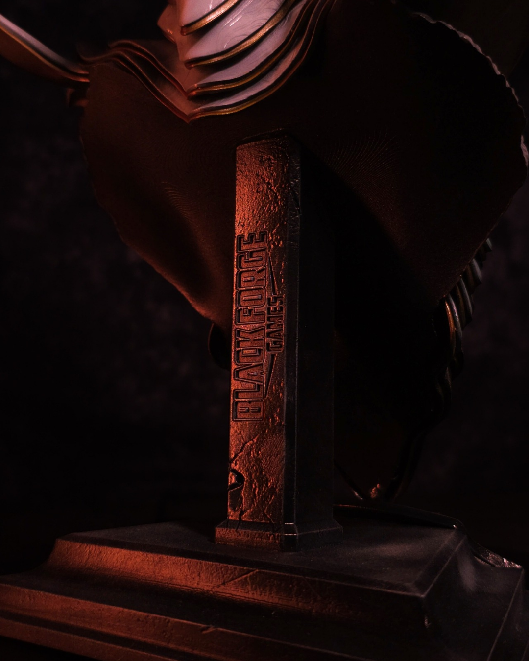 Gros plan sur le socle du buste Valtallion, dragon mythique de l’univers Black Forge Games. Figurine en résine peinte à la main, édition artisanale.