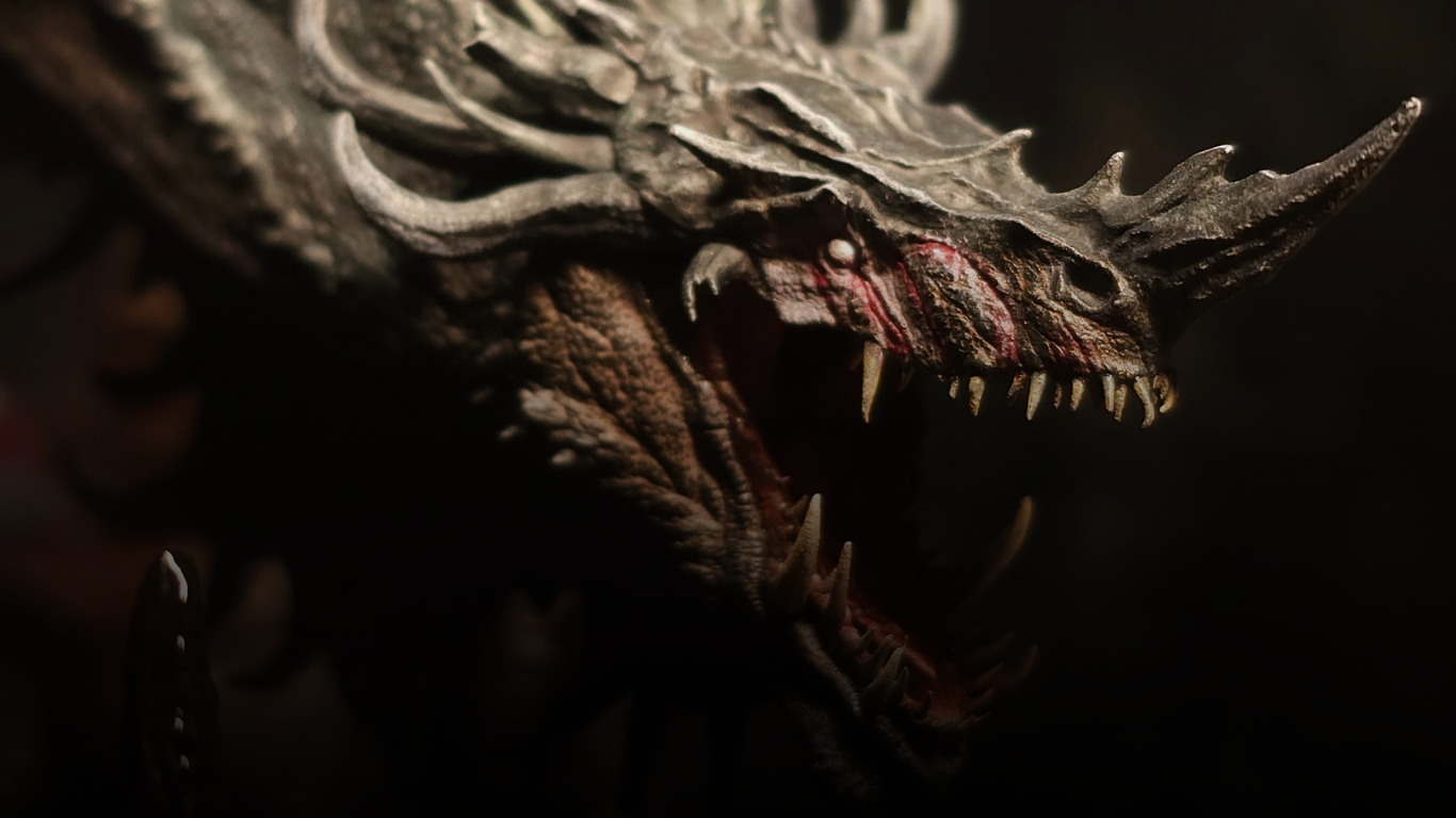 Gros plan sur la tête du Cannibal, figurine de dragon inspirée de Fire and Blood, montrant la mâchoire ouverte, les crocs acérés et les cicatrices sanglantes, imprimée en résine et peinte à la main avec un rendu sombre et réaliste.