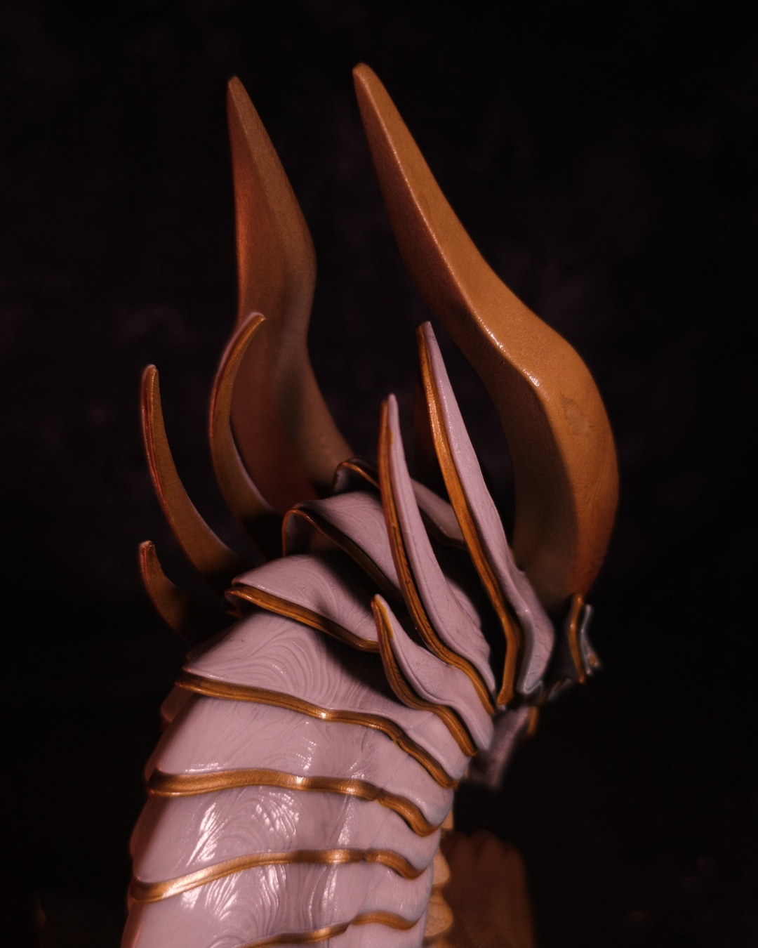 Détail des cornes dorées du dragon Valtallion. Ce buste en résine peint à la main incarne la puissance du Guardian of Light, issu du lore Black Forge Games.