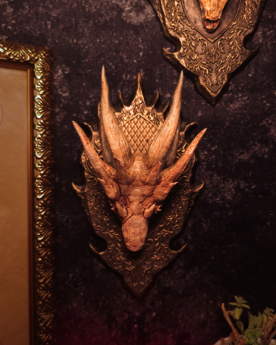 Crâne de Balerion la Terreur Noire monté sur un support mural ornemental, décoration fantasy en résine peinte à la main inspirée de House of the Dragon.