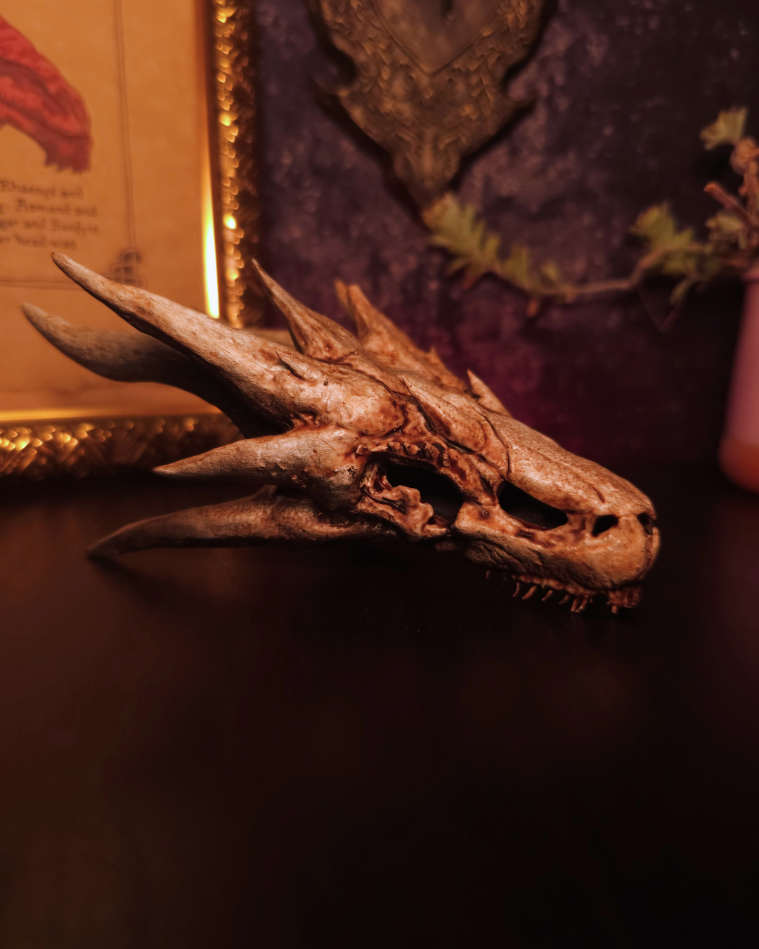 Vue latérale du crâne de Balerion révélant ses longues cornes, sa texture osseuse réaliste et ses détails sculptés en résine haute définition.