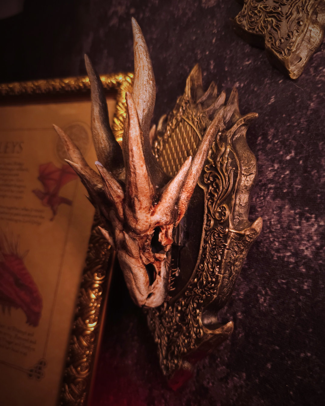 Vue latérale du crâne de Balerion avec ses immenses cornes et son support mural décoratif, trophée fantasy inspiré de House of the Dragon et Game of Thrones.