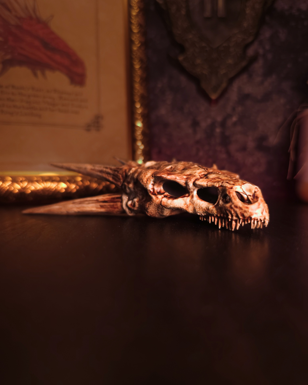 Vue rapprochée du crâne de Meleys en résine haute définition, inspiré de House of the Dragon, avec ses longues cornes et ses détails réalistes peints à la main.