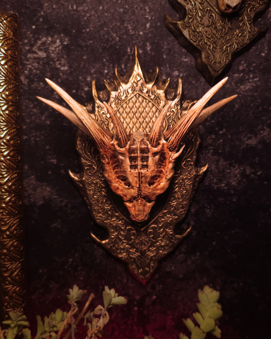 Crâne de Meleys peint à la main monté sur un support mural ornemental inspiré de House of the Dragon, décoration fantasy en résine représentant la Reine Rouge.