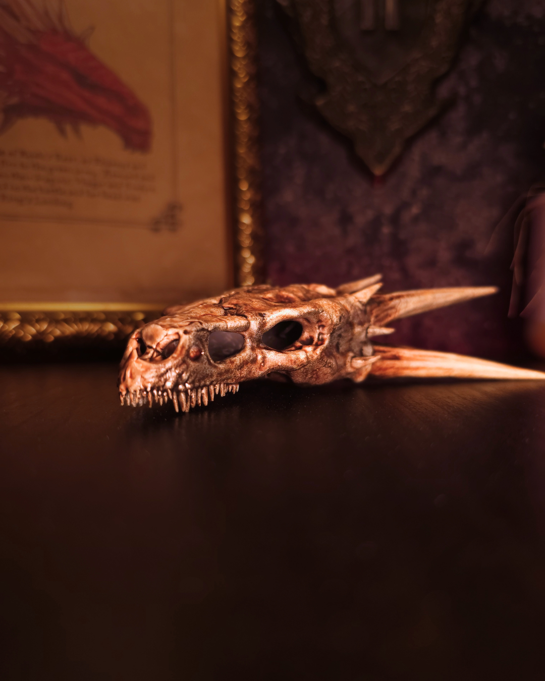 Vue latérale du crâne de dragon Meleys révélant les détails anatomiques, les dents sculptées et la texture osseuse peinte à la main.