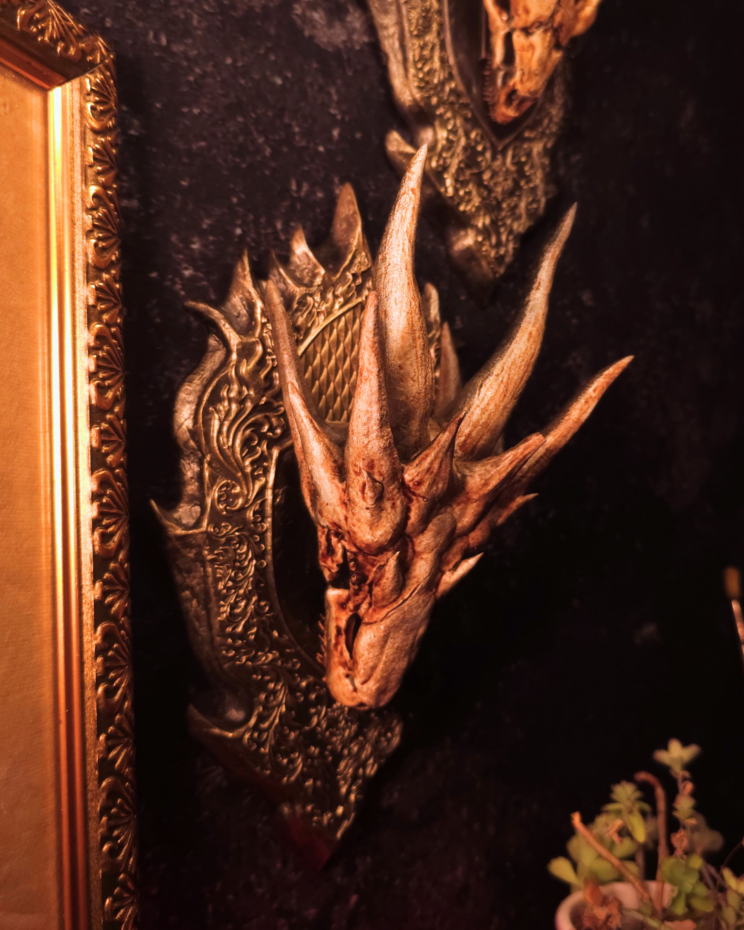 Crâne de Balerion exposé sur un trophée mural richement sculpté, décoration médiévale fantasy en résine peinte à la main inspirée de House of the Dragon.