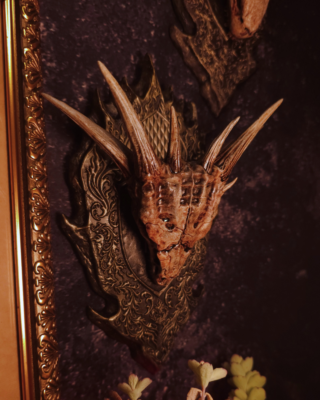 Crâne de Meleys exposé sur un trophée mural richement sculpté, décoration médiévale fantasy en résine peinte à la main inspirée de House of the Dragon.