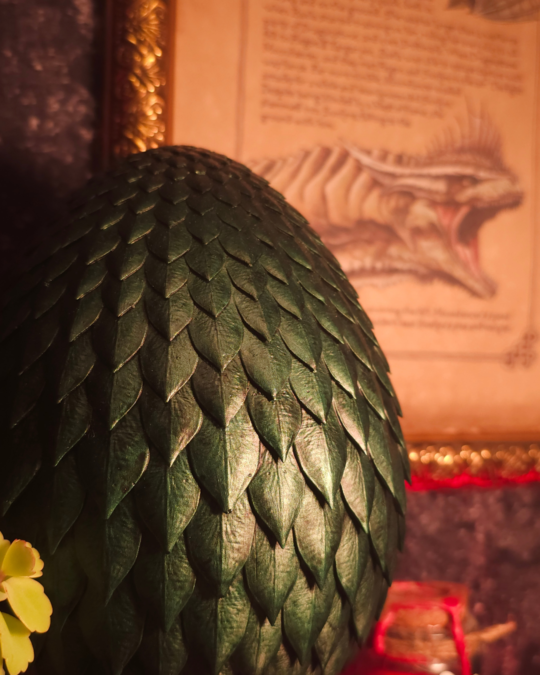 Gros plan sur les écailles d’un œuf de dragon vert, montrant la texture fine et les reflets dans une ambiance fantasy chaleureuse.