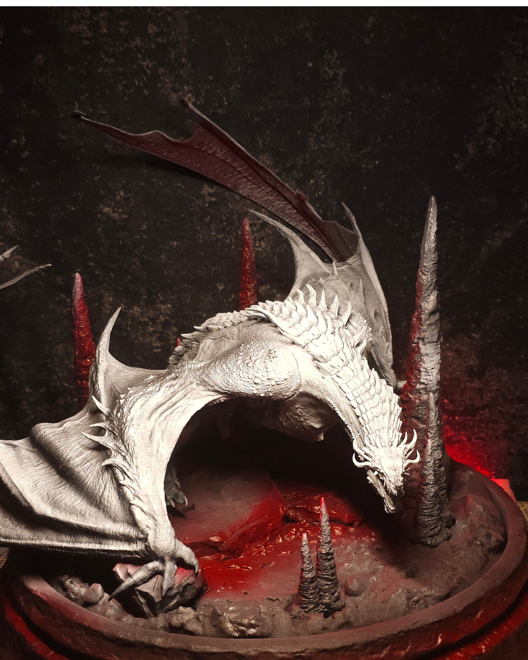 Détail des ailes et des textures de la figurine de dragon Cannibal en résine non peinte, sculpture haute précision pensée pour les peintres de figurines Warhammer et fantasy.