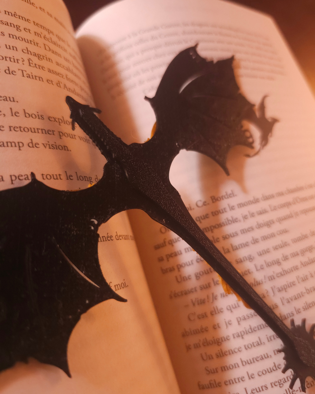 Vue arrière du marque-page dragon imprimé en 3D en PLA, inspiré de Tairn et Andarna de Fourth Wing.