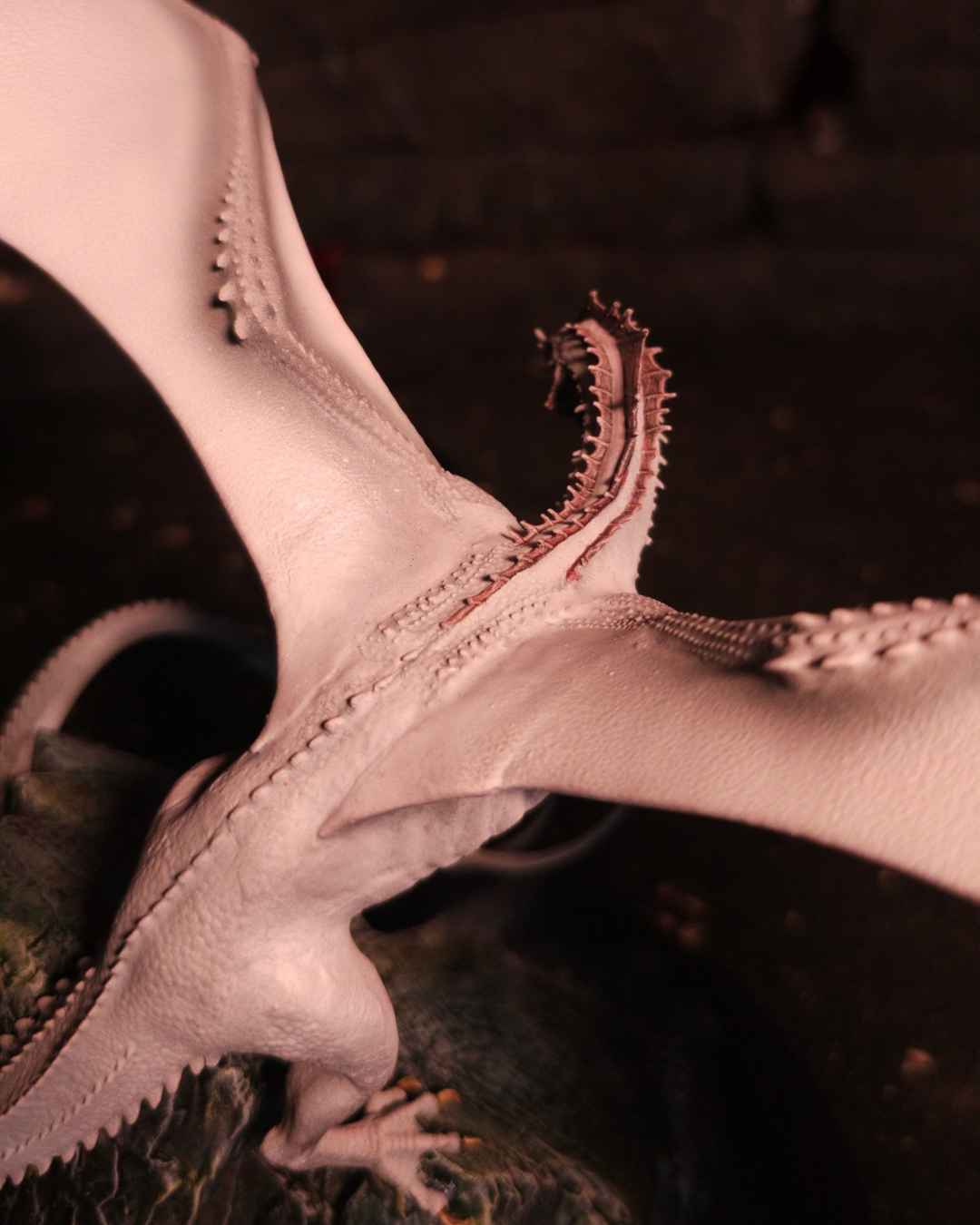 Vue arrière du dragon Greyghost montrant les détails du dos, des écailles et de la texture des ailes étendues.