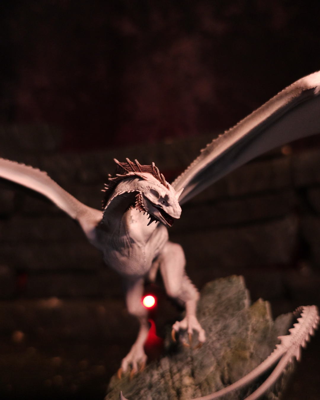 Dragon Greyghost en position d’attaque avec ses ailes étendues et ses griffes prêtes à frapper.