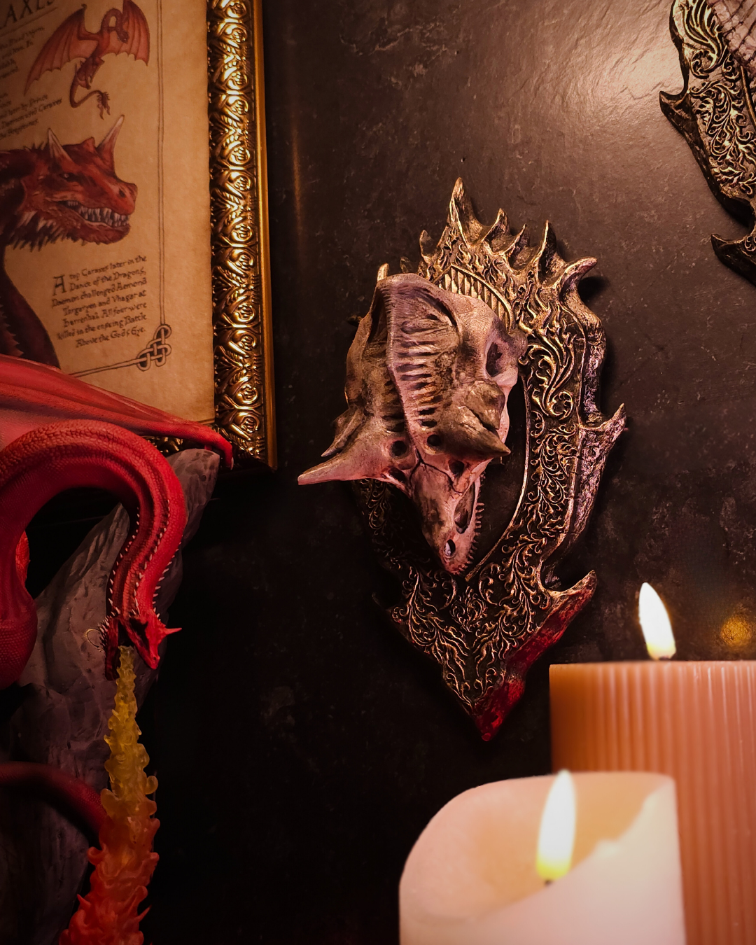 Gros plan du crâne de dragon Caraxes fixé sur son support mural, révélant la texture osseuse, les arêtes sculptées et la finition vieillie du wall trophy.