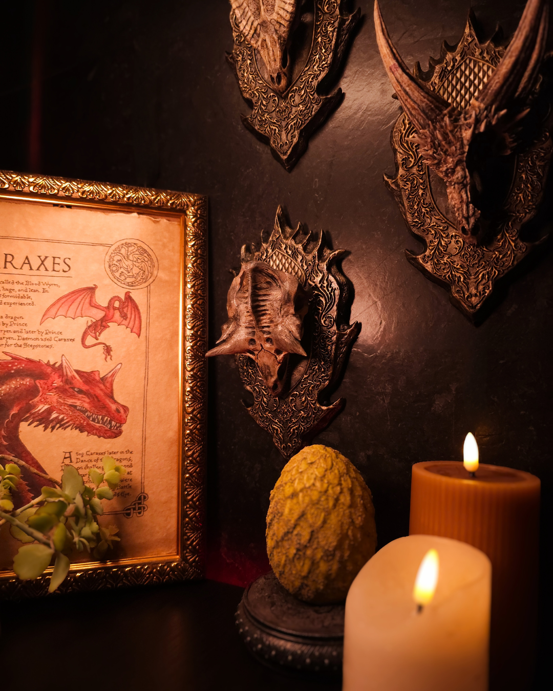 Crâne de dragon Caraxes accroché au mur parmi d’autres trophées et illustrations fantasy, renforçant l’esthétique medieval décor et gothic wall decor.