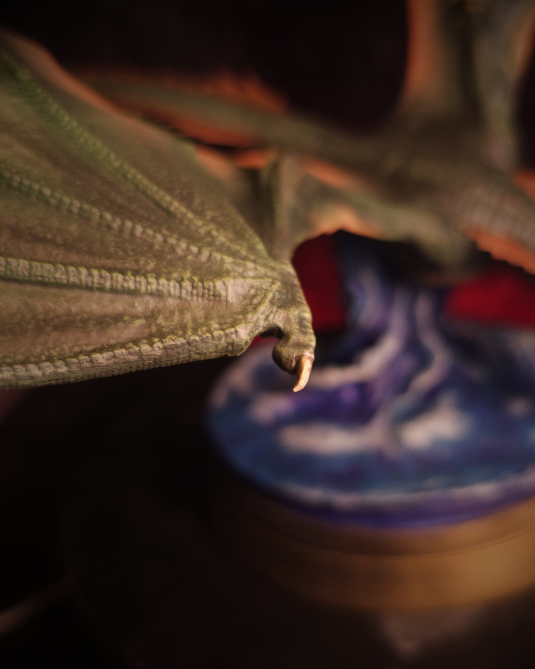 Gros plan sur l'extrémité de l'aile de Vermax mettant en valeur la finesse des membranes, les textures des écailles et la peinture réalisée à la main sur cette figurine inspirée de House of the Dragon.