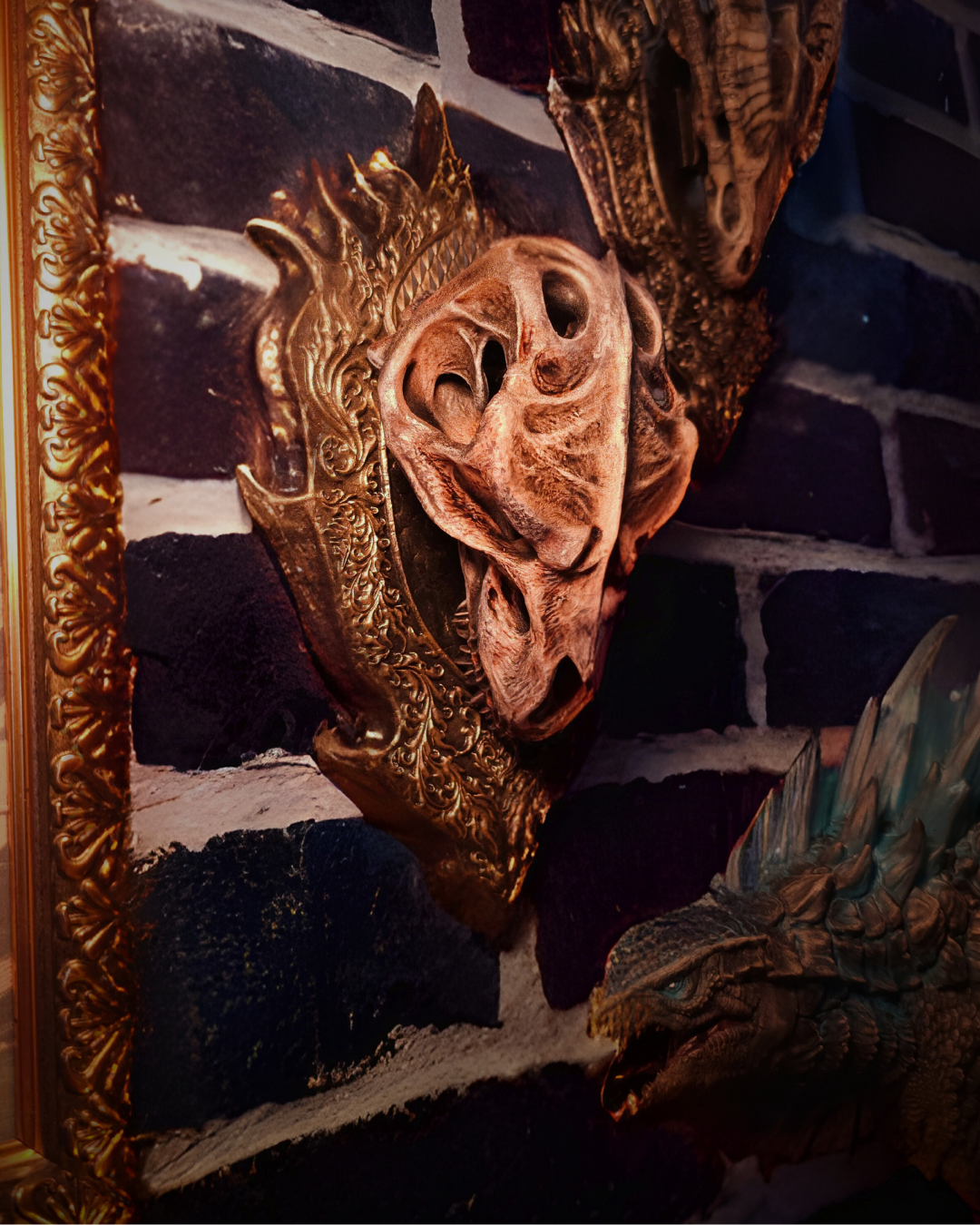 Crâne de monstre inspiré de Godzilla monté en décoration murale, vu en angle rapproché, avec une figurine de dragon au premier plan et mur en briques en arrière-plan, style fantasy et gothic decor.