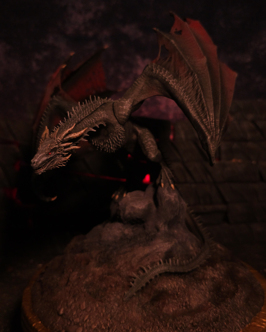 Figurine artisanale de Balerion, réalisée en résine peinte à la main. Un design original qui sublime la puissance du plus célèbre dragon Targaryen.