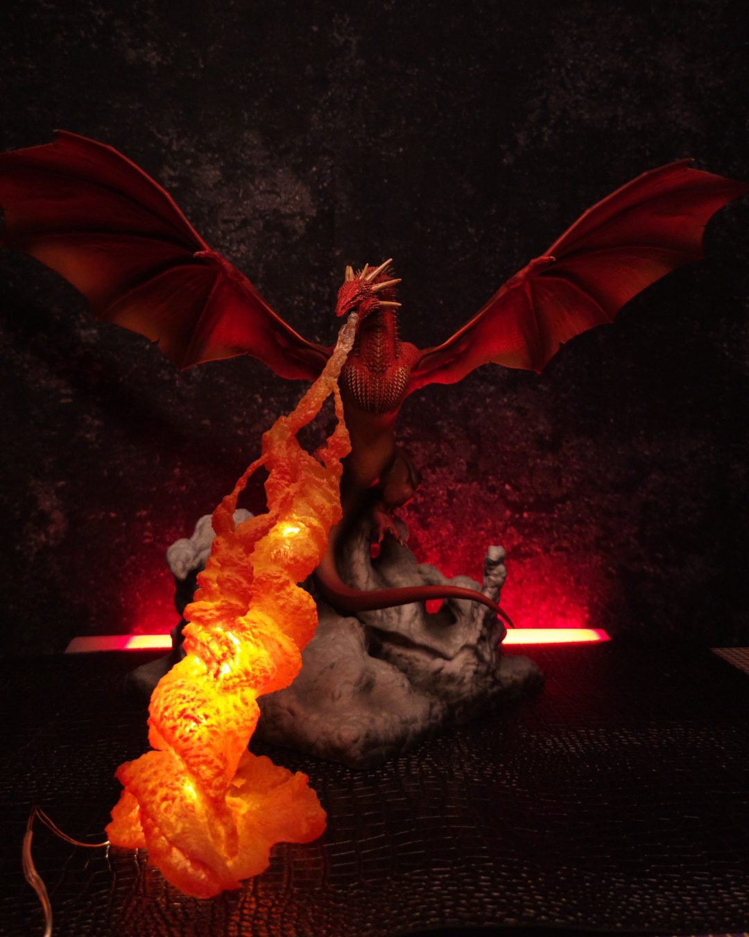 Vue complète de Meleys avec effet feu lumineux. Figurine dragon en résine peinte à la main, idéale pour collection fantasy.