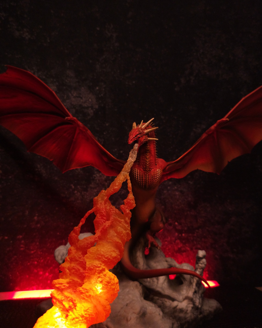 Vue de face de la figurine Meleys avec effet flammes. Impression 3D en résine et peinture à la main. Pièce de collection inspirée de House of the Dragon.