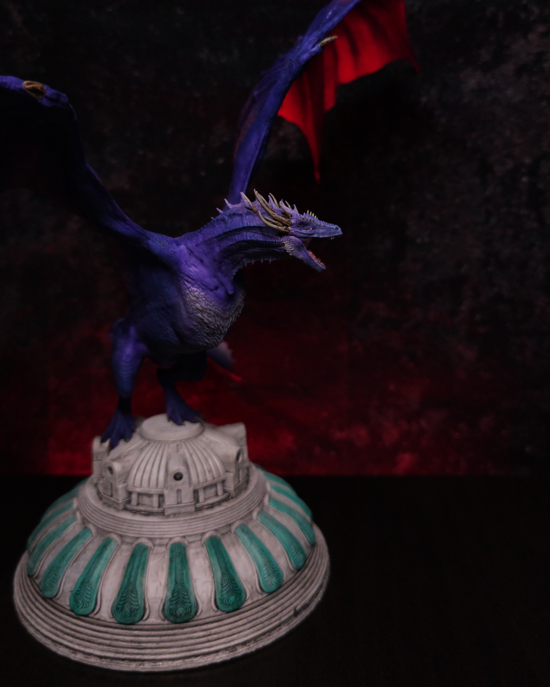 Statue en résine de Dreamfyre, dragon de Helaena Targaryen dans House of the Dragon, ailes déployées sur un socle architectural aux détails turquoise.