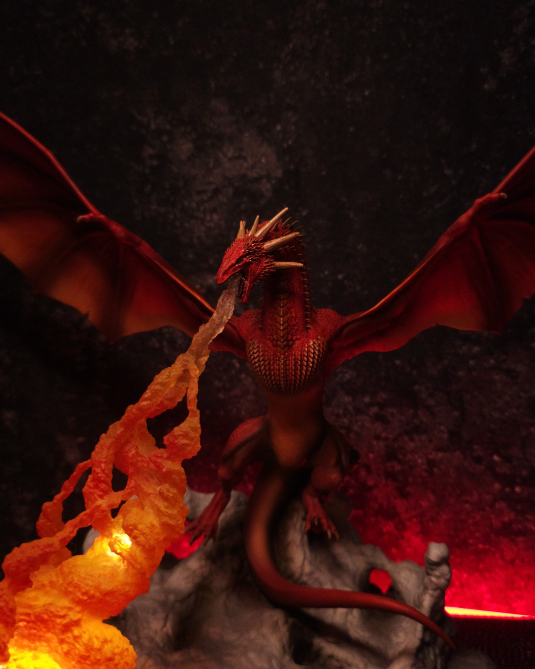 Figurine Meleys mise en scène dans une ambiance sombre fantasy. Statue en résine peinte à la main inspirée de House of the Dragon.