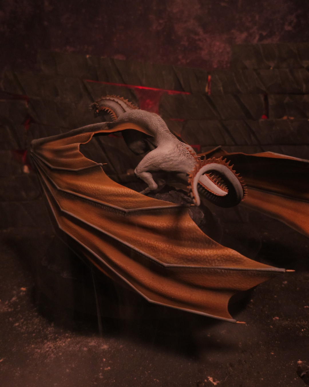 Vue arrière de la figurine Meraxes en résine peinte à la main, avec ses ailes dorées et détaillées. Une pièce unique pour fans de House of the Dragon.