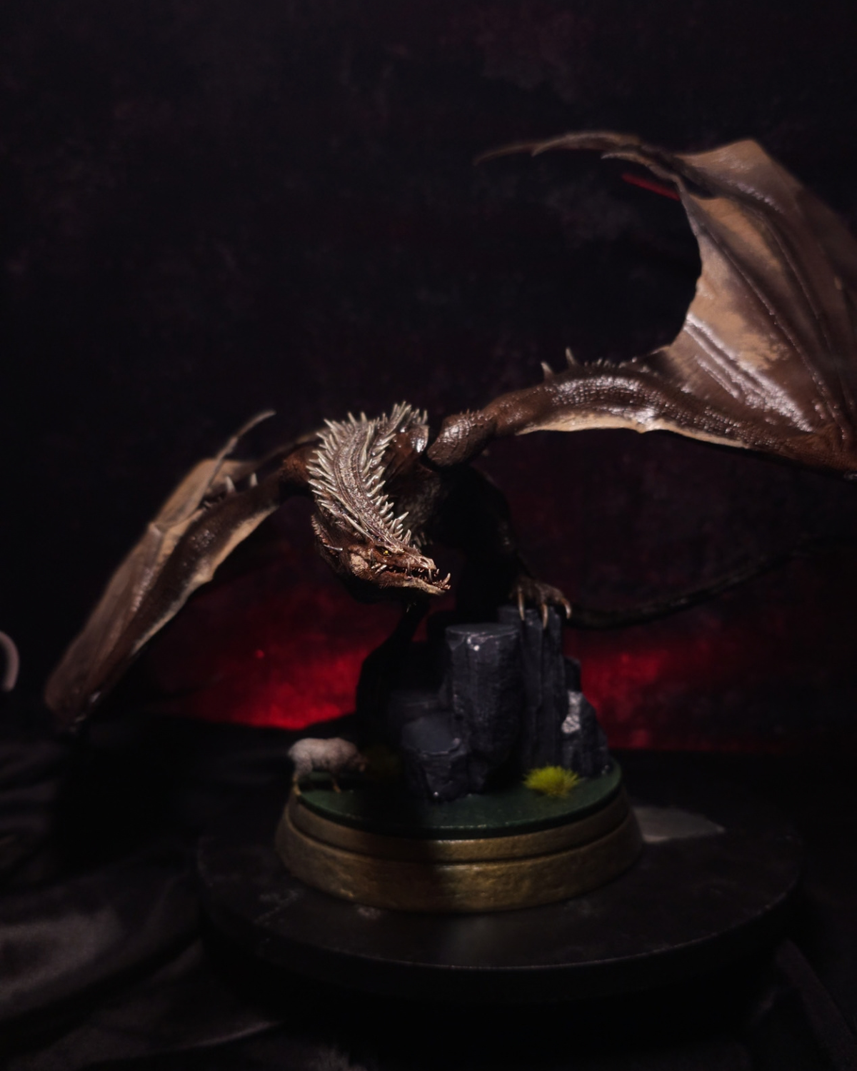 Figurine de collection Sheepstealer, dragon de House of the Dragon, réalisée en résine et peinte à la main, ailes déployées sur un socle rocheux.