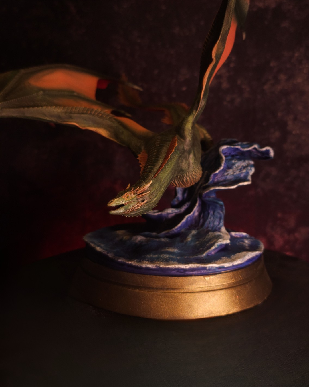 Figurine en résine peinte à la main représentant Vermax, le dragon de Jacaerys Velaryon, s'élançant au-dessus des vagues en hommage à sa disparition dans House of the Dragon saison 3 épisode 1.