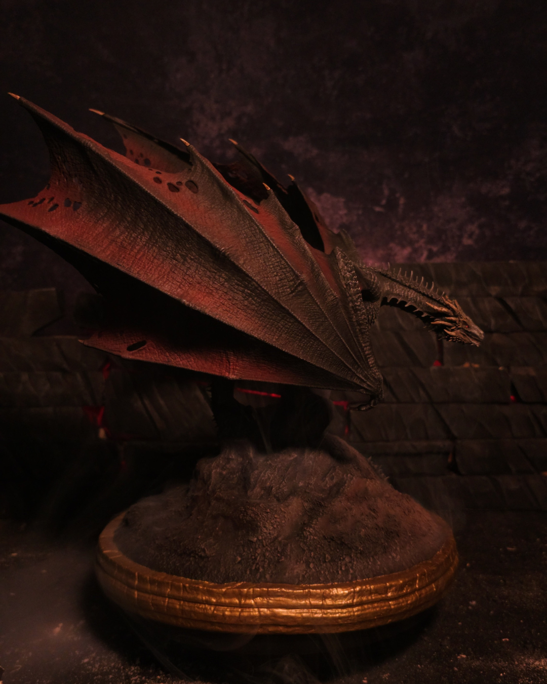Cette figurine peinte à la main représente Balerion avec ses ailes noires et rouges. Un incontournable pour collectionneurs de dragons et fans de House of the Dragon.