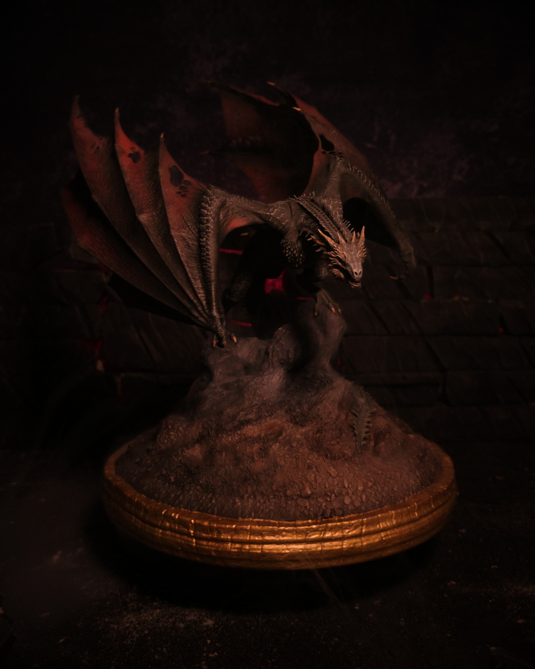Découvrez cette figurine unique de Balerion, le légendaire dragon noir, sculptée en résine et peinte à la main. Un design original pour collectionneurs et fans de House of the Dragon.