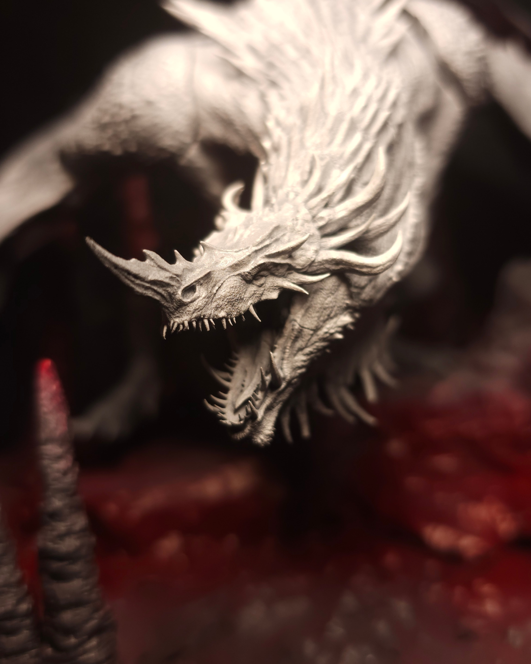 Profil de la figurine de dragon Cannibal non peinte montrant une pose agressive et dynamique, sculpture détaillée en résine pour peinture de figurine Warhammer et collection House of the Dragon.