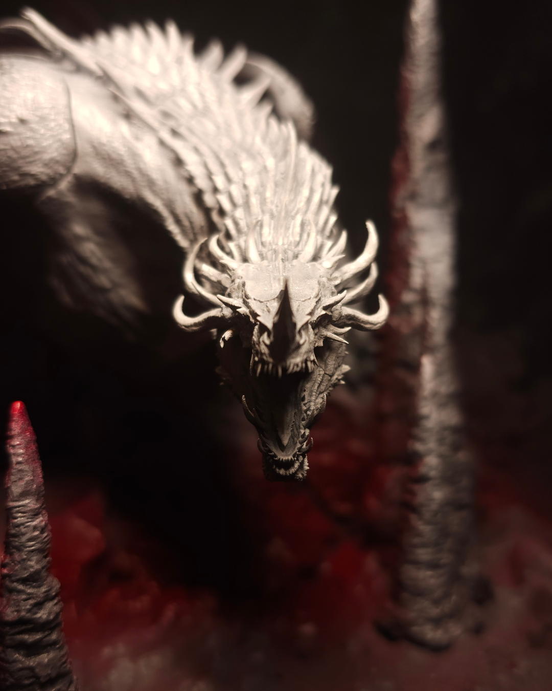 Vue frontale de la figurine de dragon Cannibal en résine brute, mettant en valeur les cornes, la mâchoire et les écailles, idéale pour la peinture de figurines fantasy inspirées de Game of Thrones.