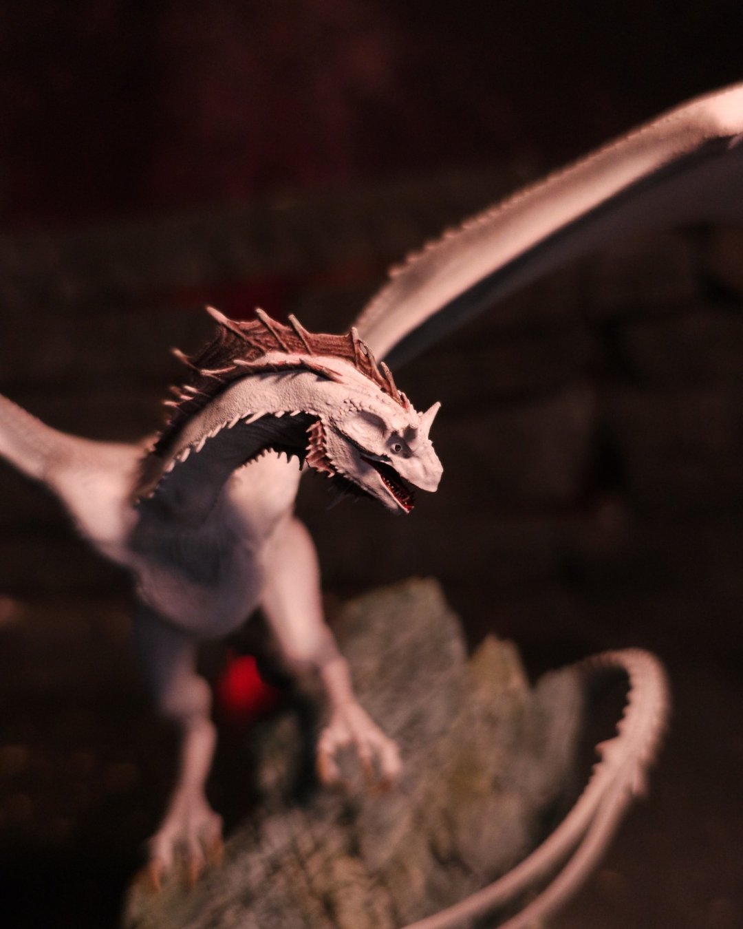 Gros plan du dragon Greyghost, figurine peinte à la main avec ses ailes déployées et ses écailles blanches détaillées.