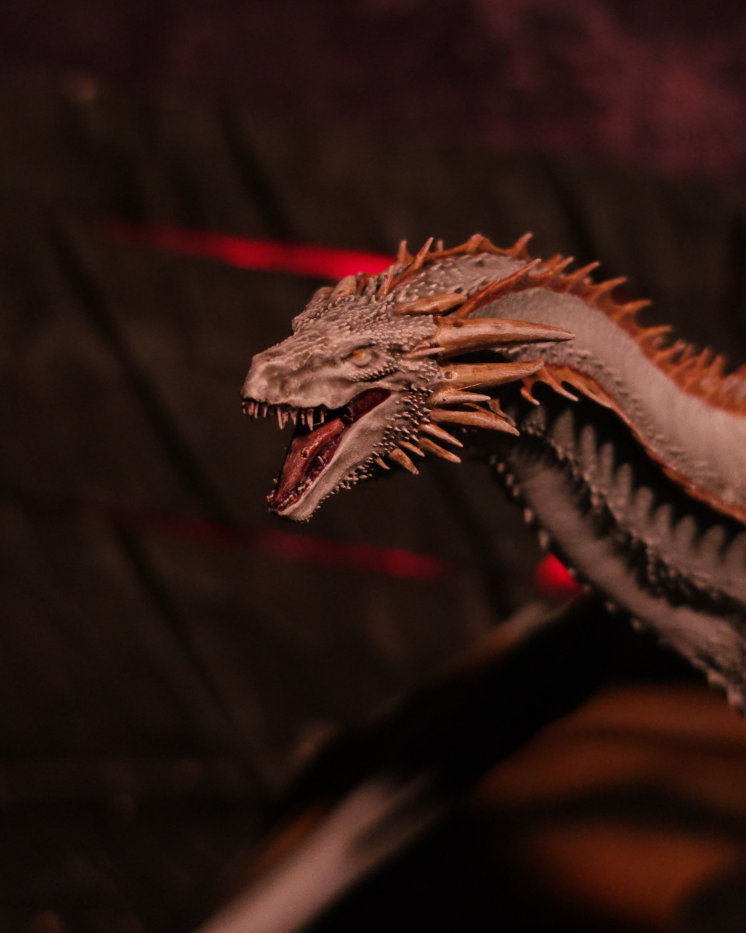 Gros plan sur Meraxes, dragon mythique Targaryen. Figurine en résine peinte à la main, design unique pour collectionneurs et fans de dragons fantasy.