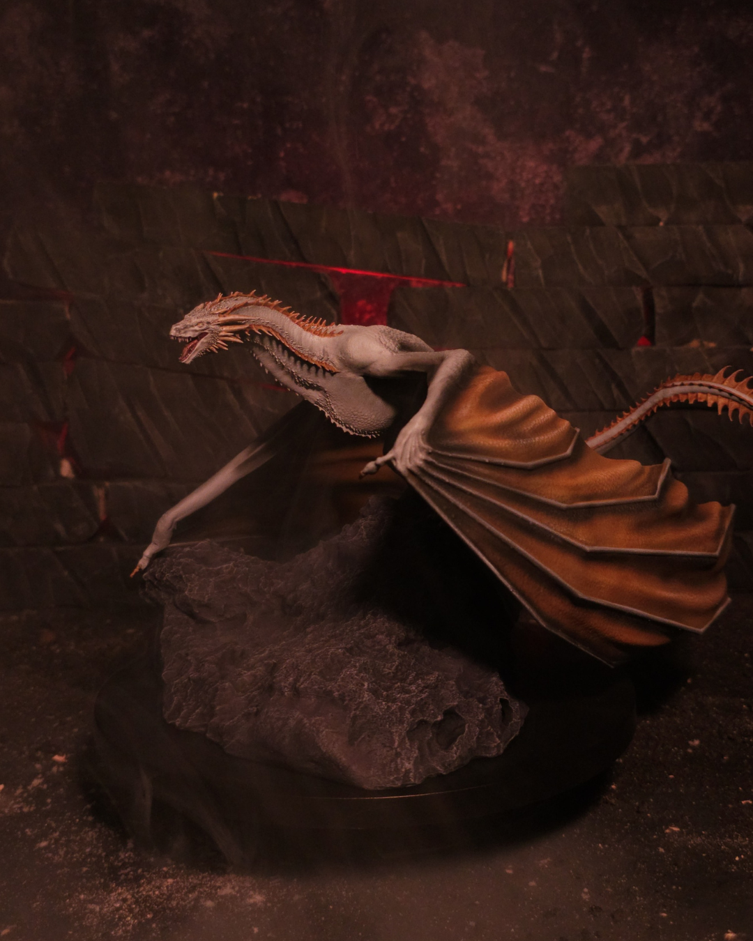 Figurine artisanale de Meraxes, dragon légendaire des Targaryen, sculptée en résine et peinte à la main. Un design original pour collectionneurs fantasy.