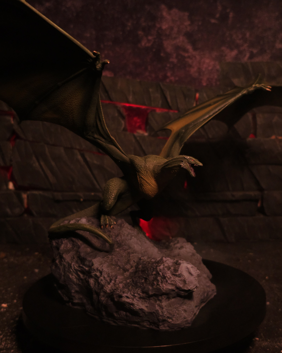 Figurine artisanale représentant Vhagar dans sa jeunesse, sculptée en résine et peinte à la main. Un design original pour passionnés de House of the Dragon.