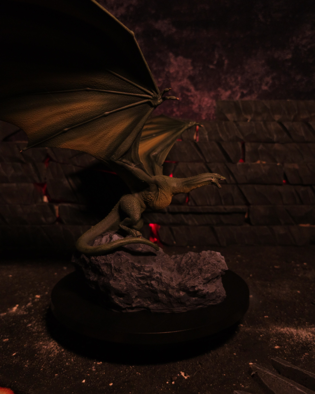 Vue latérale de la figurine jeune Vhagar en résine peinte à la main. Un dragon mythique Targaryen recréé avec un design unique pour collectionneurs fantasy.