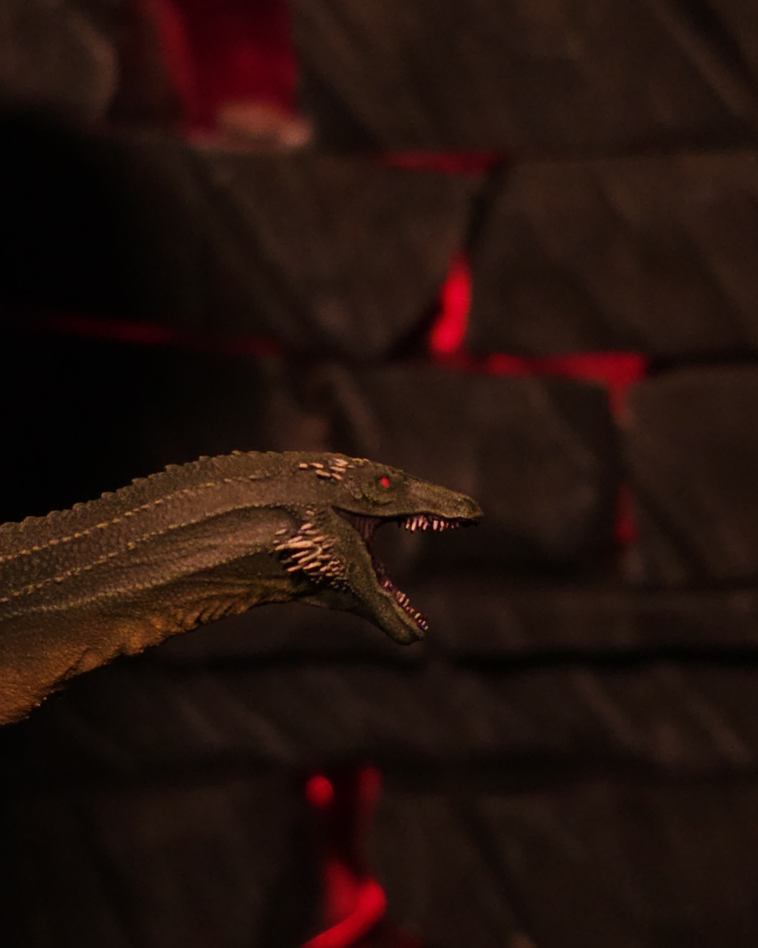 Gros plan sur la figurine artisanale de Vhagar jeune, réalisée en résine peinte à la main. Un objet unique pour collectionneurs et fans de dragons Targaryen.