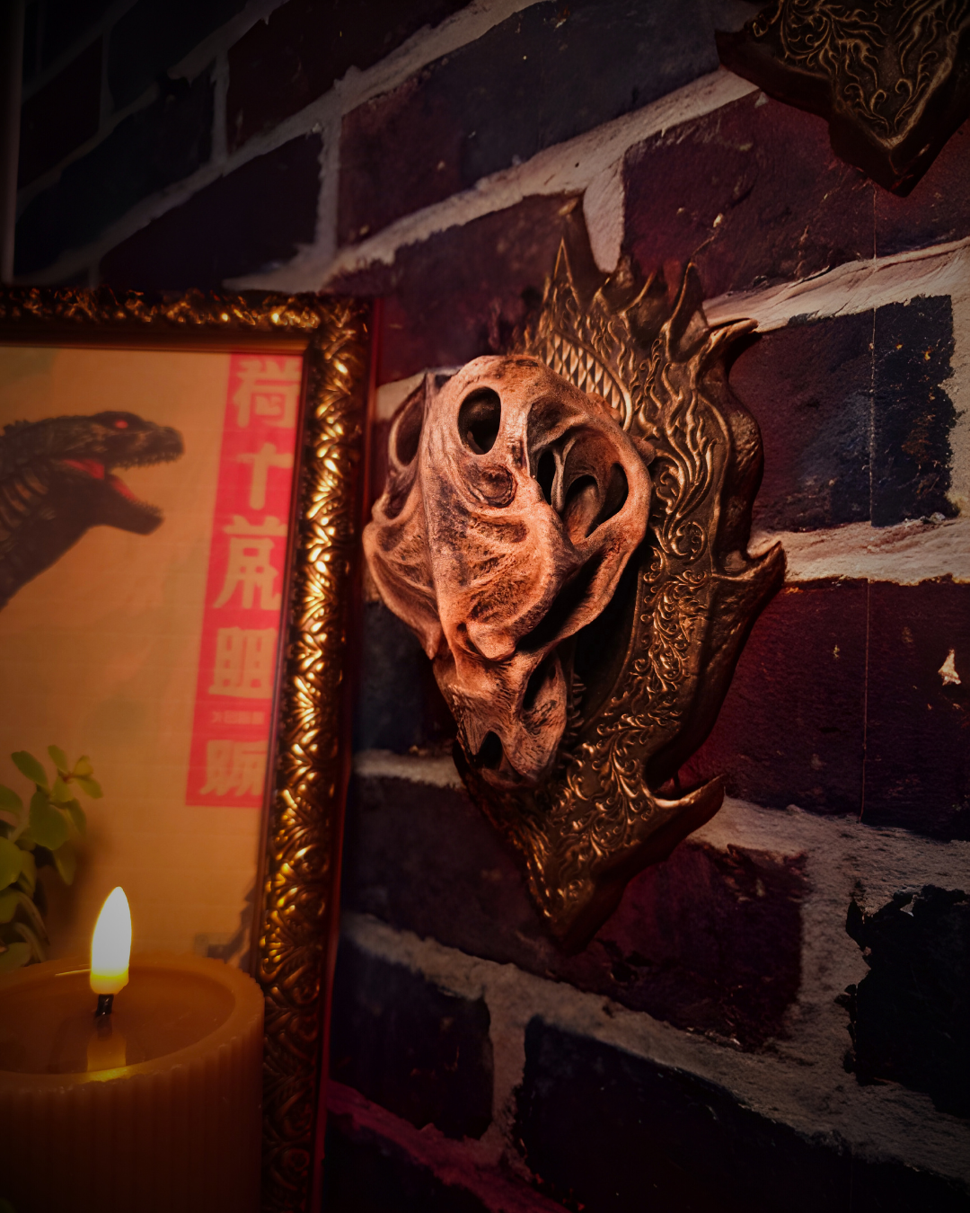 Crâne de dragon inspiré du King of Monsters accroché au mur sur une plaque sculptée dorée, éclairé par des bougies, mettant en valeur les reliefs osseux et l’esthétique fantasy décor gothique.
