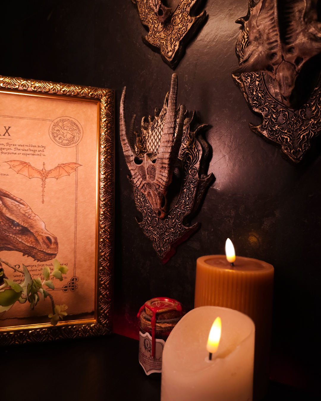 Crâne de dragon doré monté en trophée mural, placé à côté d’une illustration de dragon, renforçant l’atmosphère fantasy et médiévale de la scène.