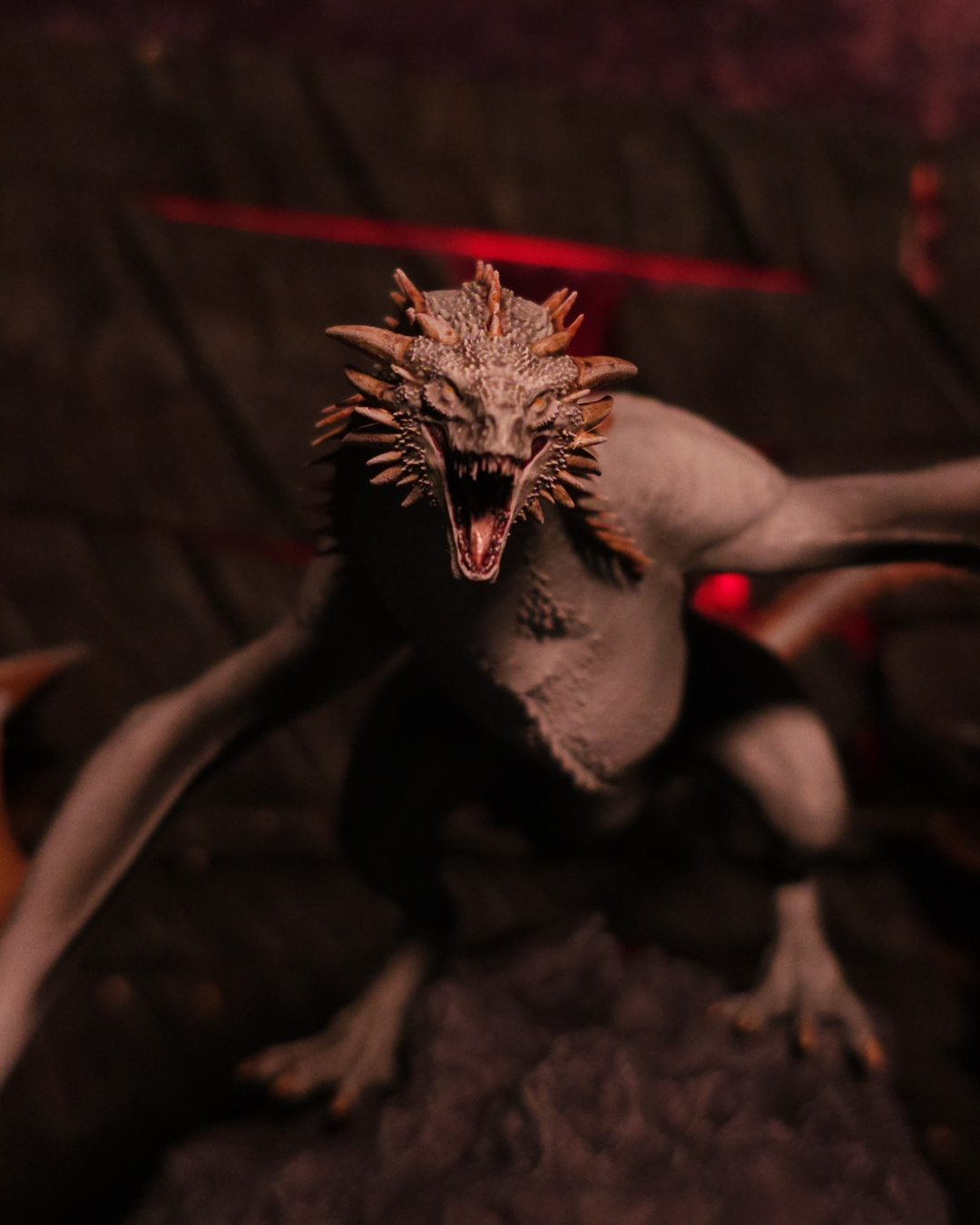 Détail réaliste de la figurine artisanale Meraxes, peinte à la main. Un dragon mythique recréé en résine pour collectionneurs et passionnés de fantasy.