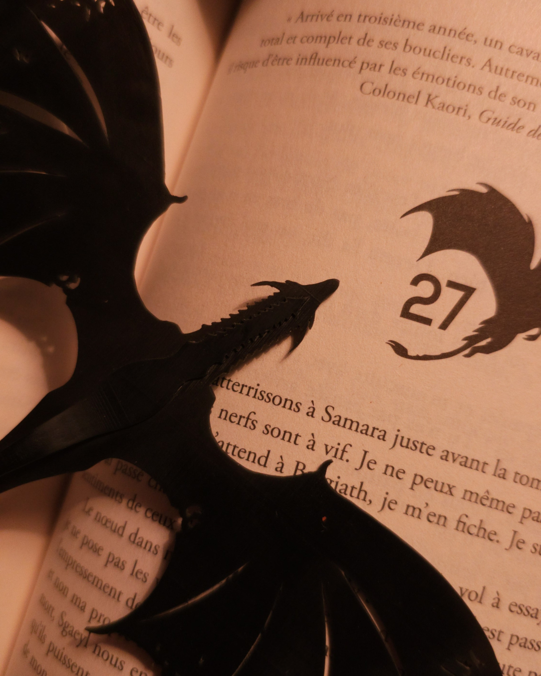 Zoom sur la tête et les ailes du marque-page dragon en résine noire, design articulé et inspiré de Tairn, idéal pour fans de romantasy.