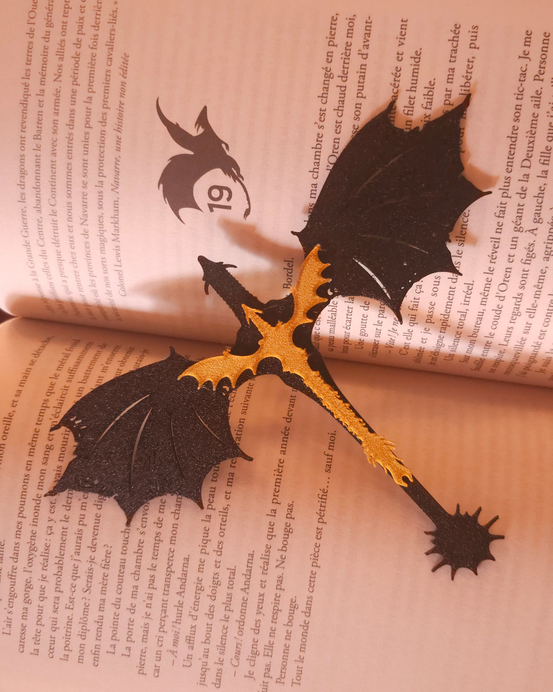 Vue complète du marque-page dragon inspiré de Tairn et Andarna, conçu en PLA robuste avec une pince permettant de maintenir les pages ouvertes ou fermées.