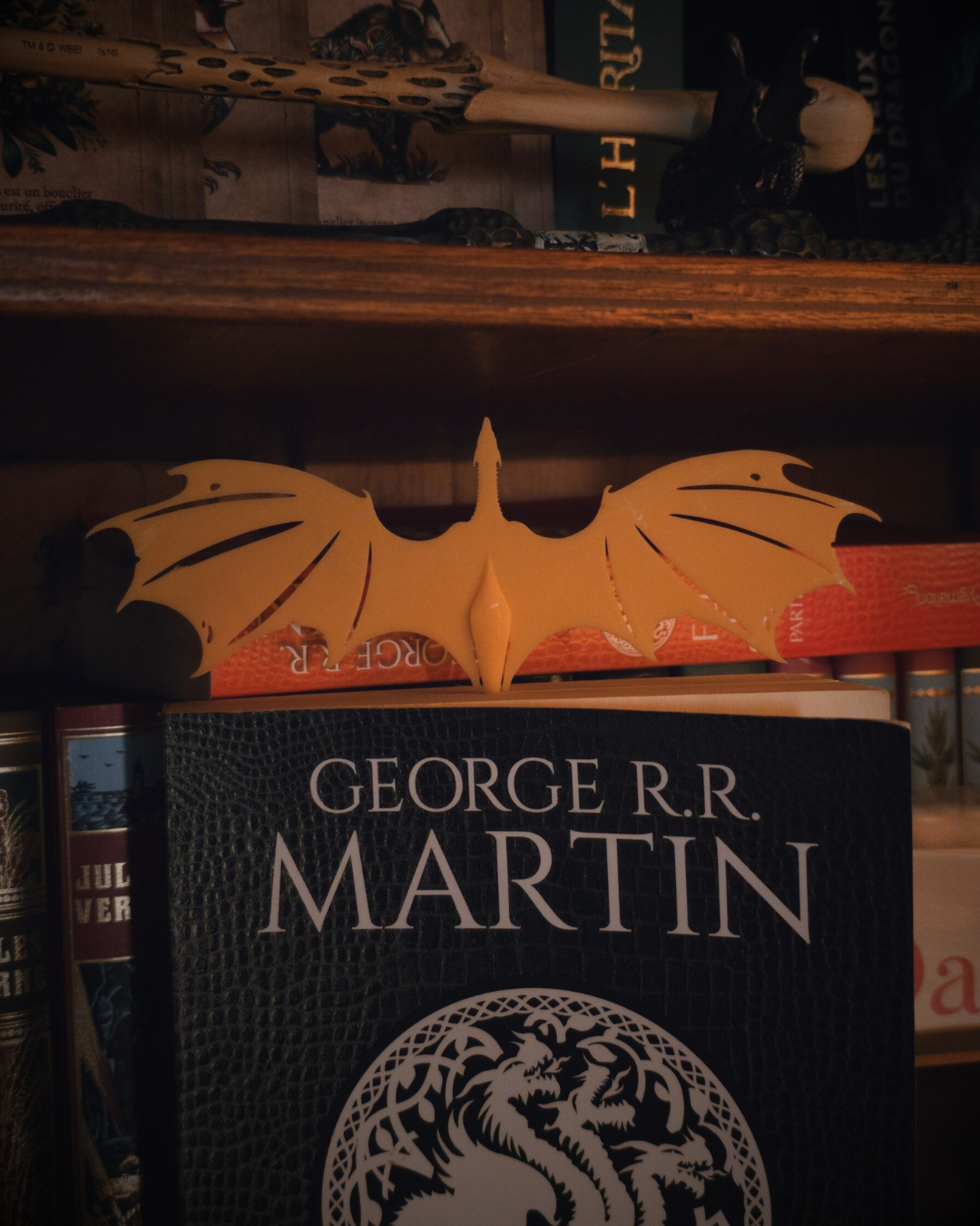 Découvrez ce marque-page dragon inspiré de Syrax, en résine jaune, parfait pour vos lectures fantasy. Idéal pour les fans de House of the Dragon, booktok et bookstagram.